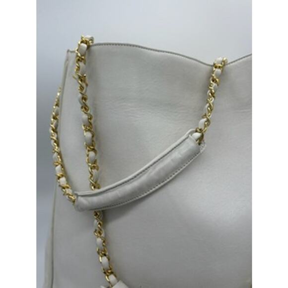 Chanel Vintage White Tote w/Gold hardware*BEAUTIFUL PIECE at bargain price! - Picture 6 of 14